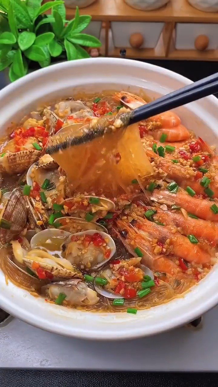  - 夏天的夜晚来一份花甲粉丝鲜虾煲，太安逸了~