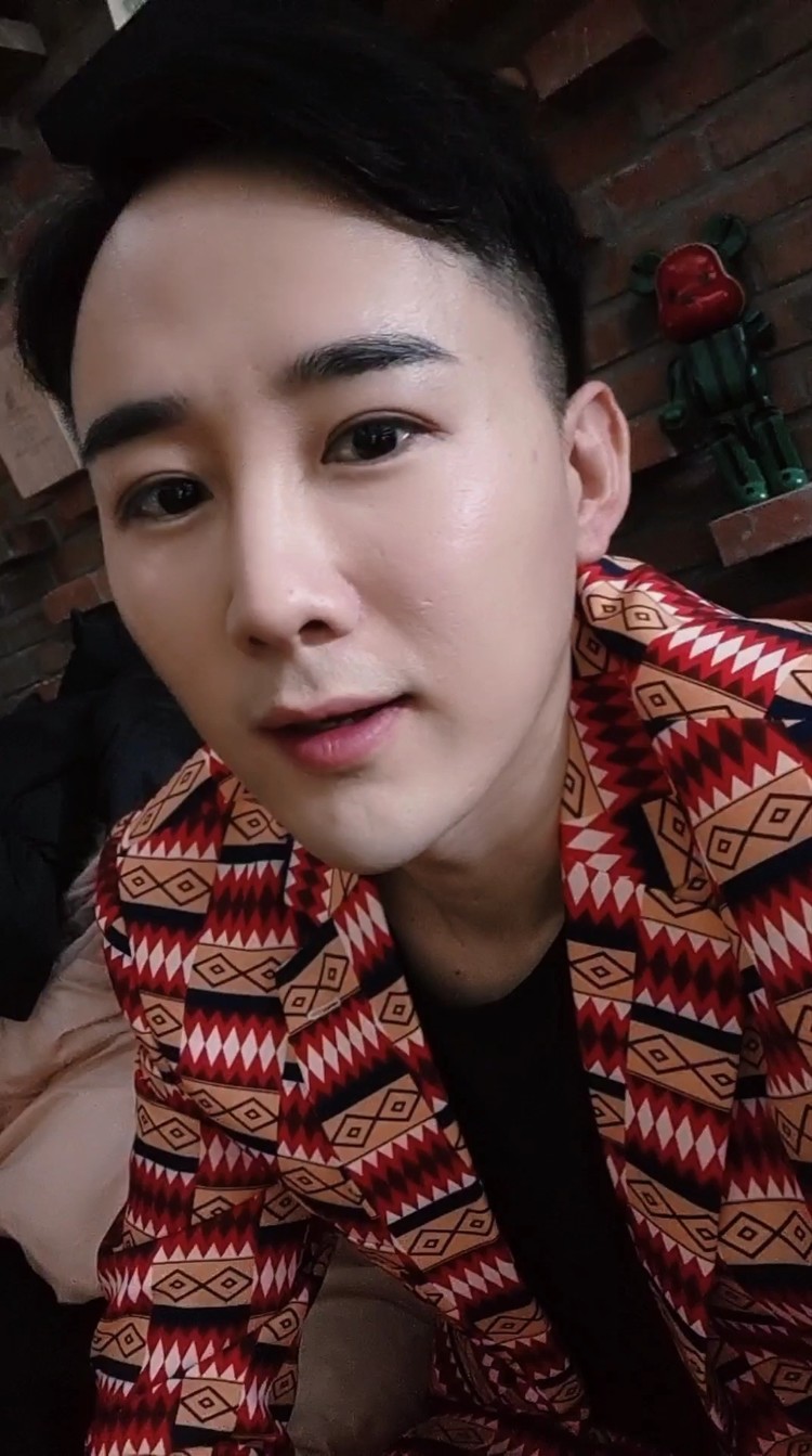 妆发完毕,今天演个不孝子,最近整容后遗症越来越严重