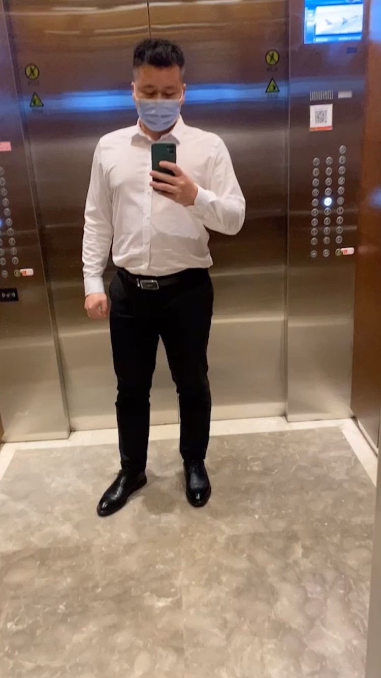 - 电梯里的欢乐