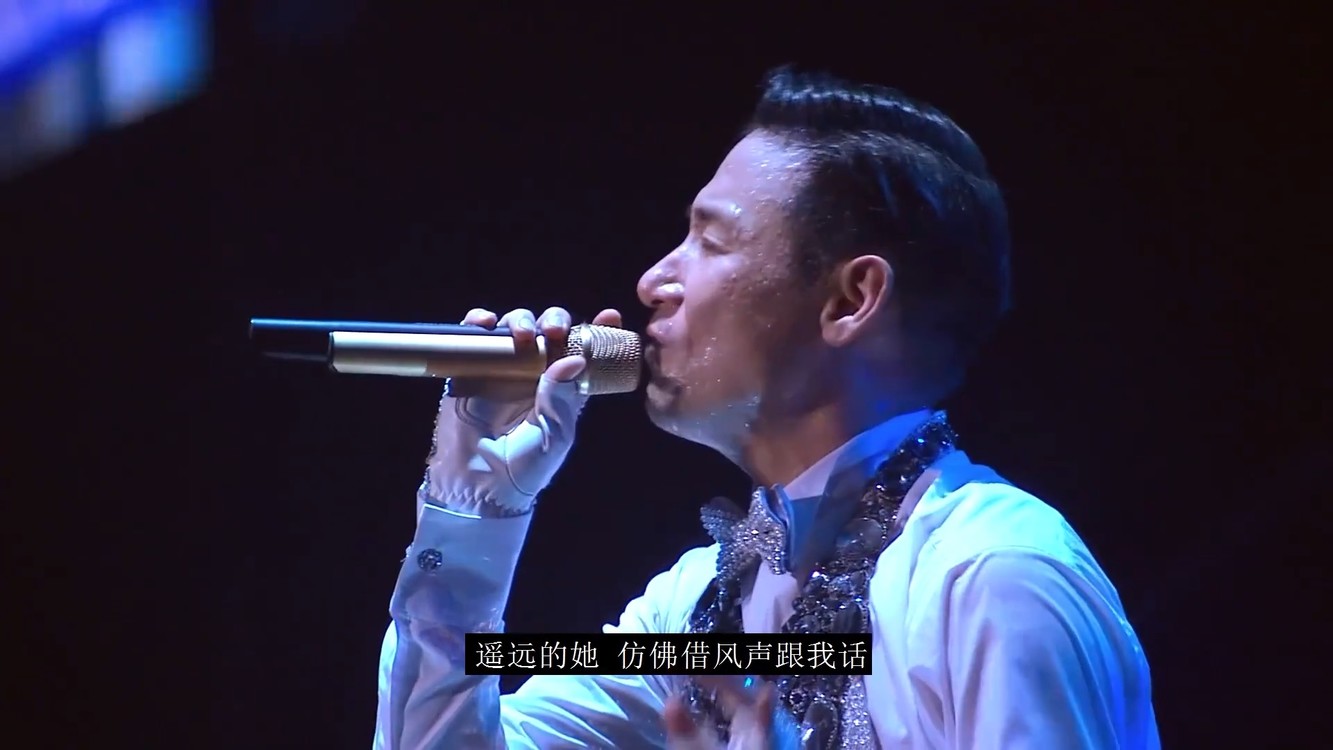 歌神张学友边唱边啃苹果,网友:膝盖给你!