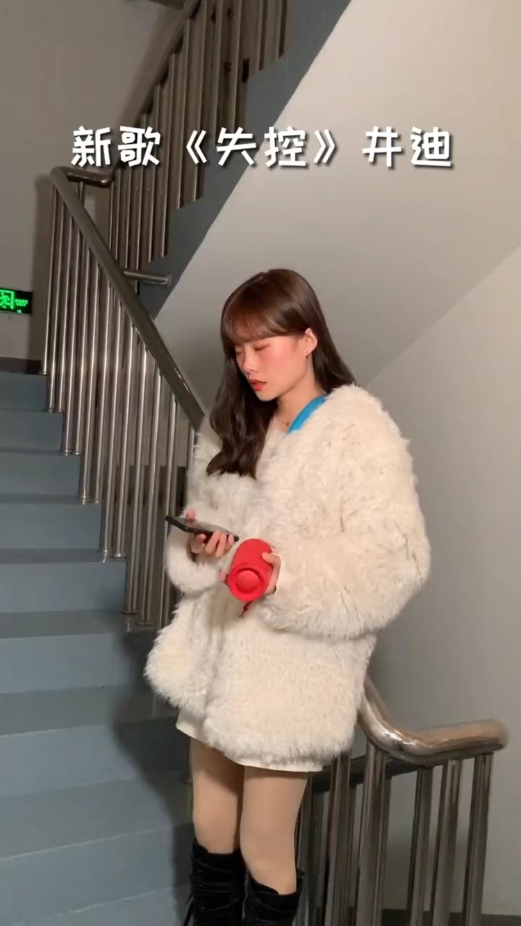 井迪儿失控转头回看的这个人是黄晓明吗