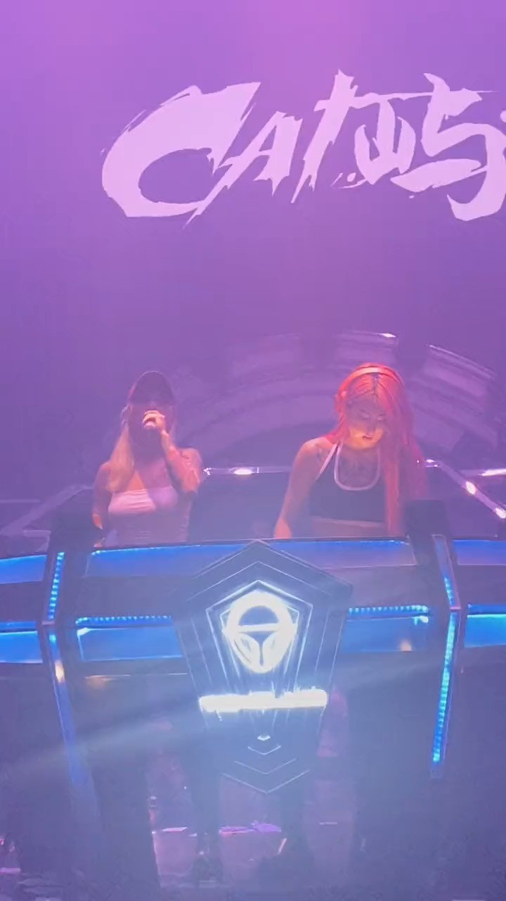  - 感受一下小姐姐打碟！#dj小姐姐 #大型蹦迪现场