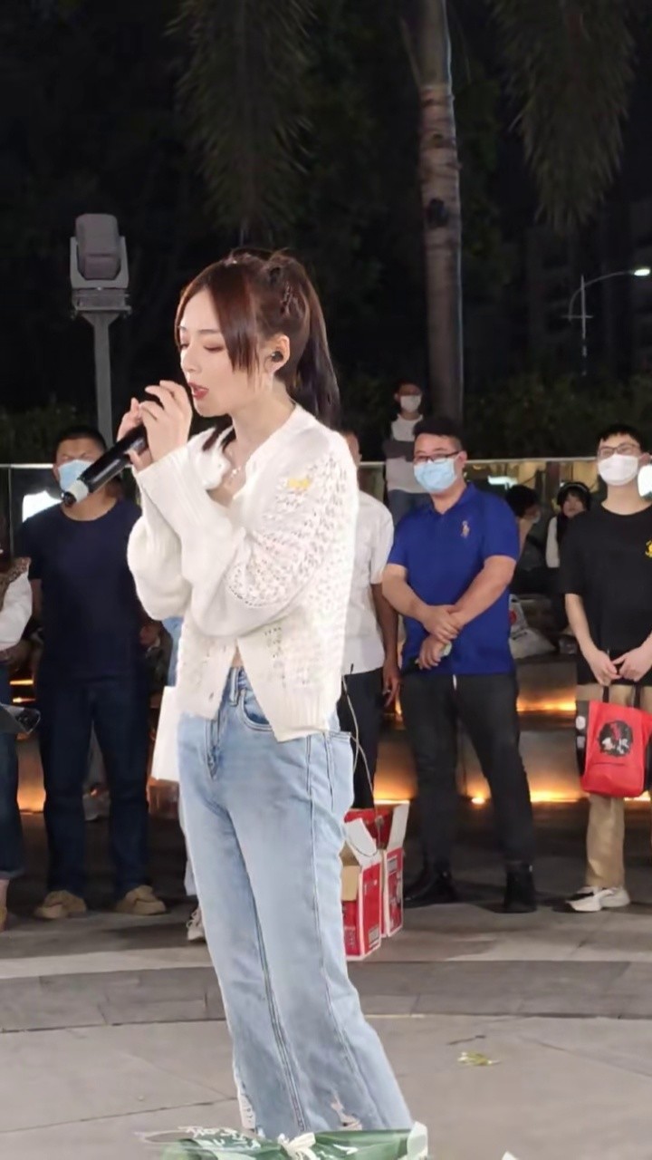 鱼闪闪现场路演版《从前说》#从前说  #鱼闪闪bling #路人视角