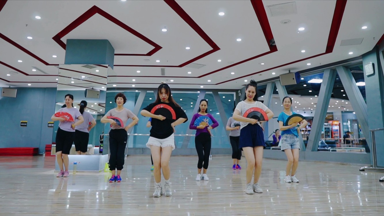 女儿vs妈妈闺蜜们齐跳活力满满的中国风舞蹈《鸳鸯海棠》