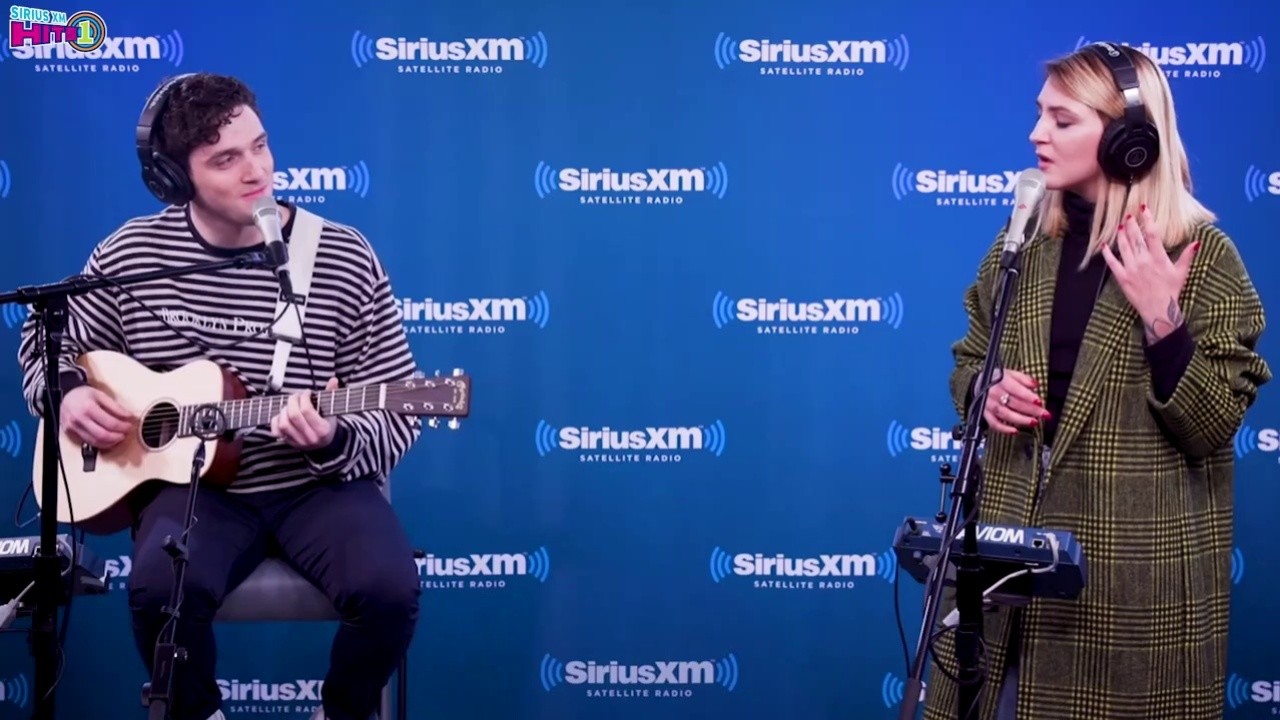 lauv和女友julia一同做客电台演唱《theres no way