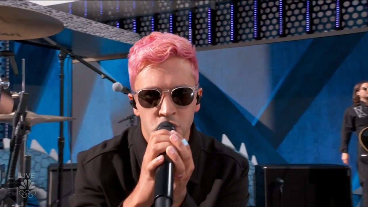 21飞行员twenty one pilots首演强势新单shy away