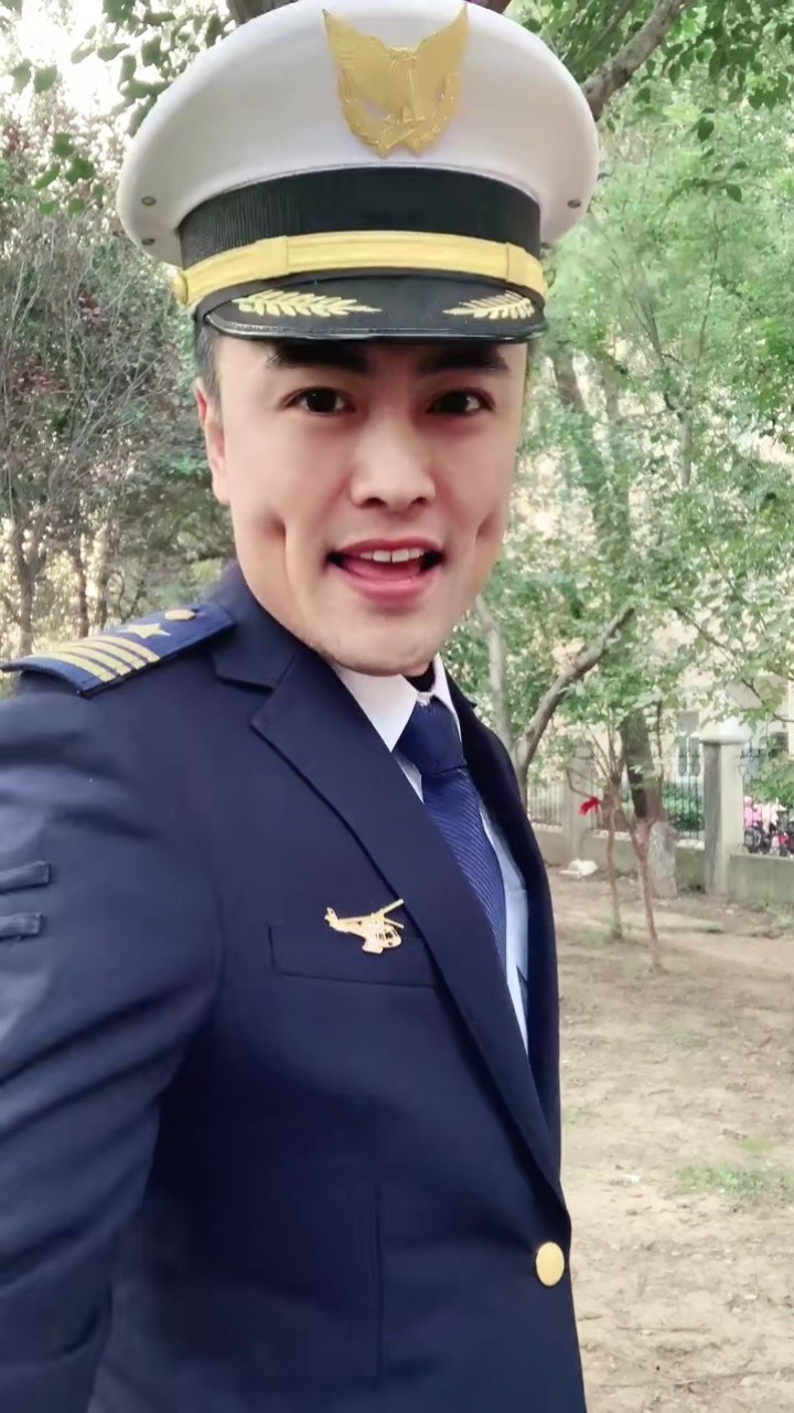 我叫辛辰来自江苏性格开朗的,你知道我有多大吗#热门 #帅哥 #保安哥哥