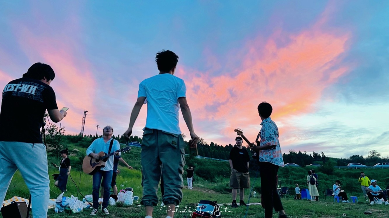 - 【夏日演出】露营、日出、机车、音乐节-我们玩嗨了