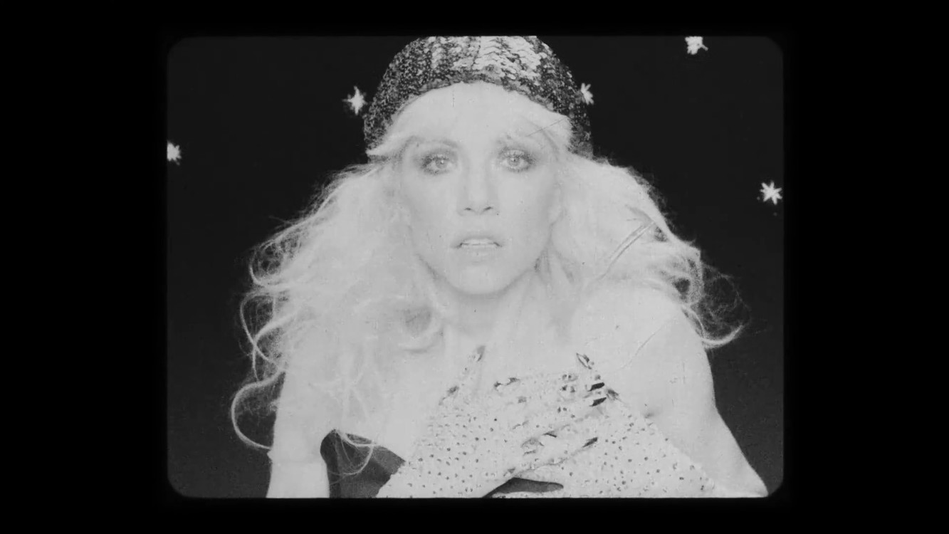  - Carly Rae Jepsen联手Rufus Wainwright《The Loneliest Time》MV