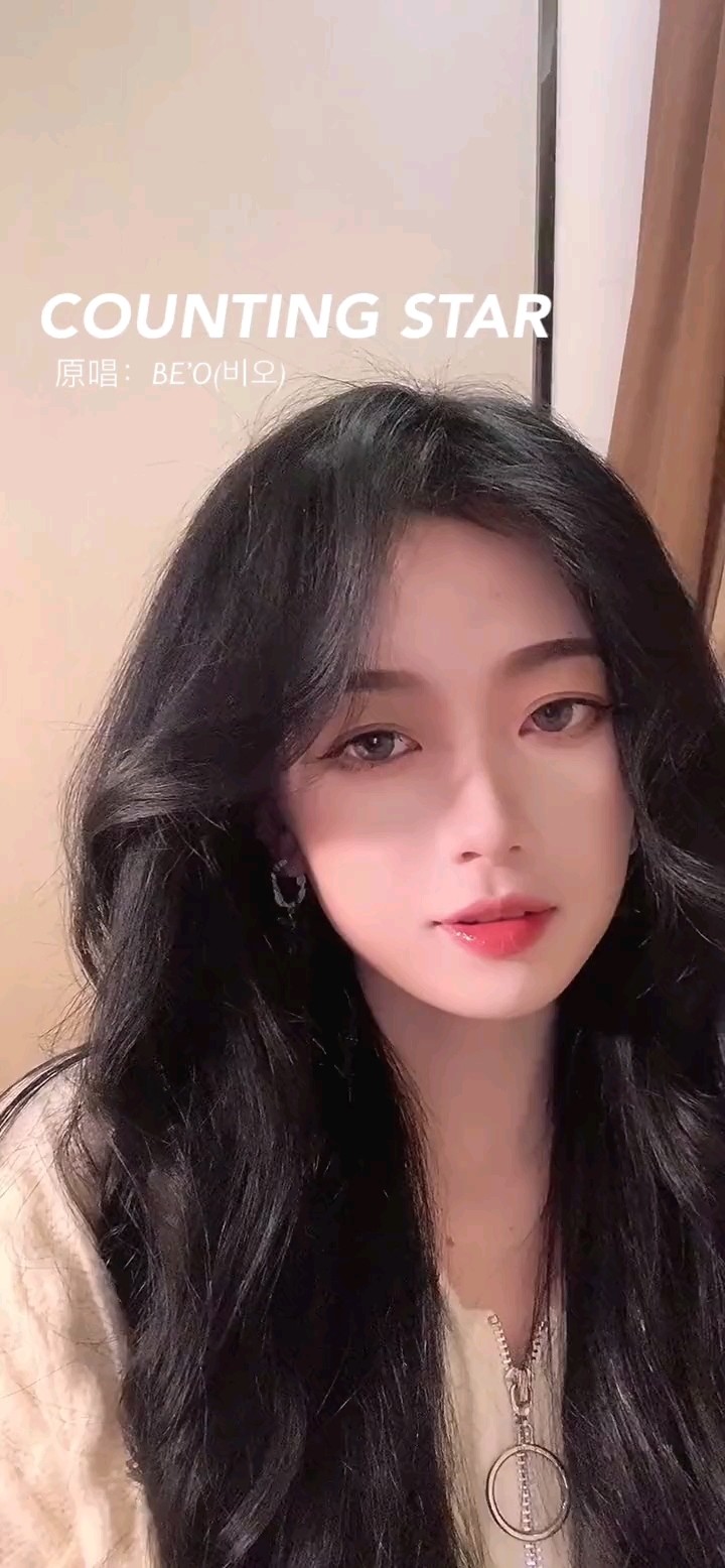 同样是网红当小潘潘唱歌对比王玉萌差距立马出来了