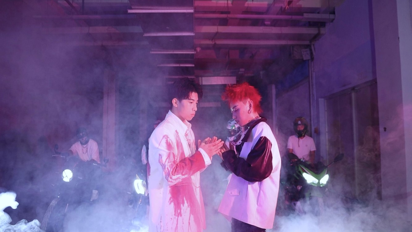  - GOLDEN（Official Visualizer）