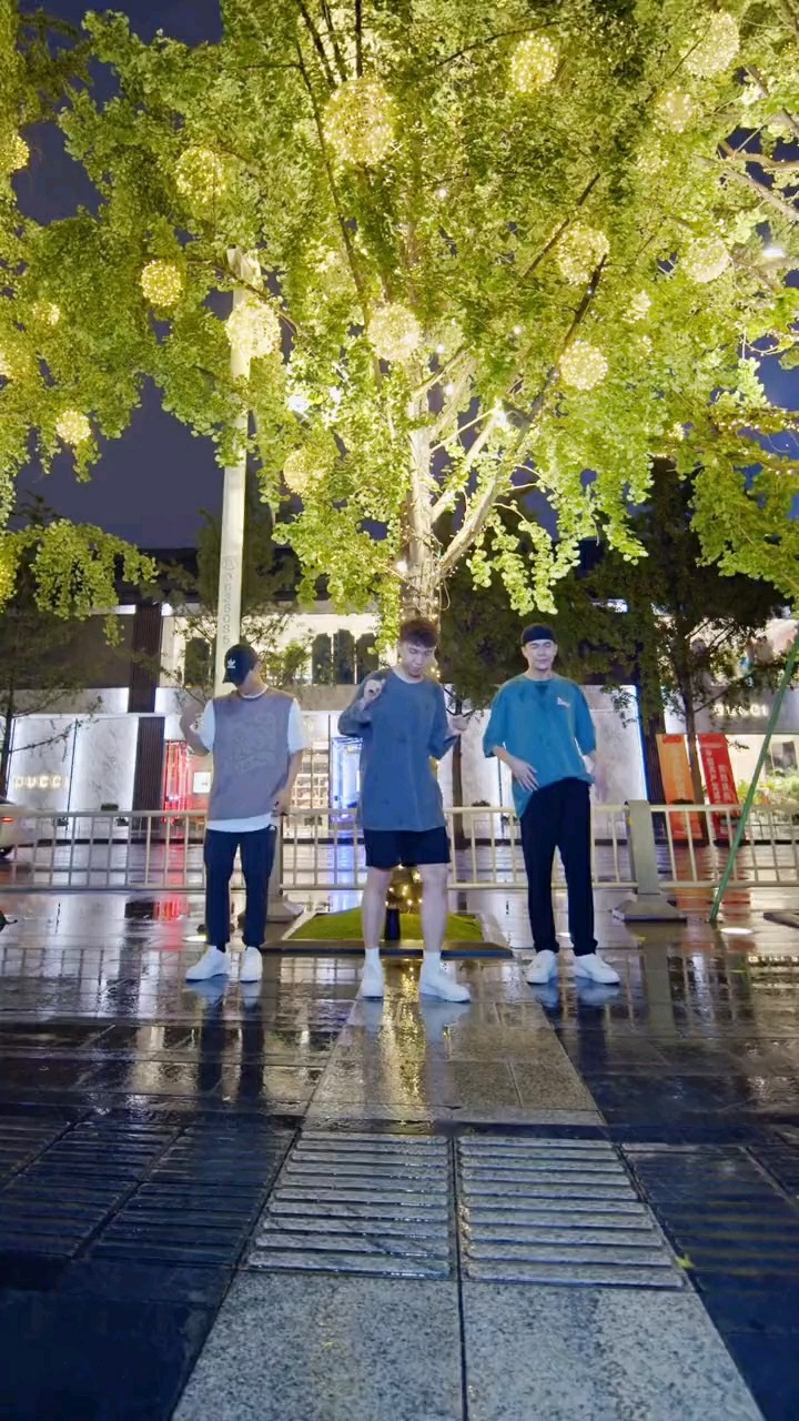  - 风吹一夏猛男舞