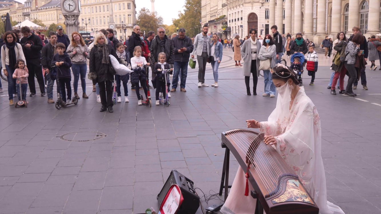 法国街头,古筝演奏《三寸天堂》