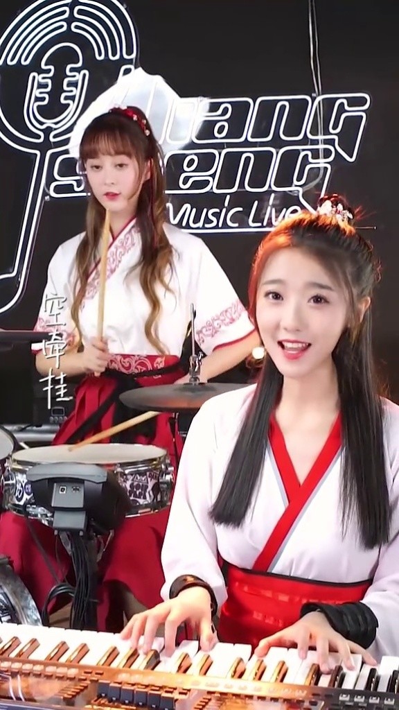 如果咱俩结伴闯#天下,该取个什么组合名呢?@阿君monica