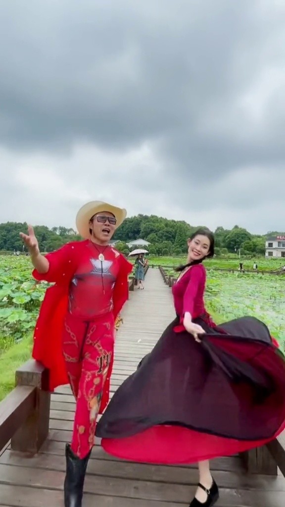 最美舞者小妹春雨 哥哥给你当绿叶!