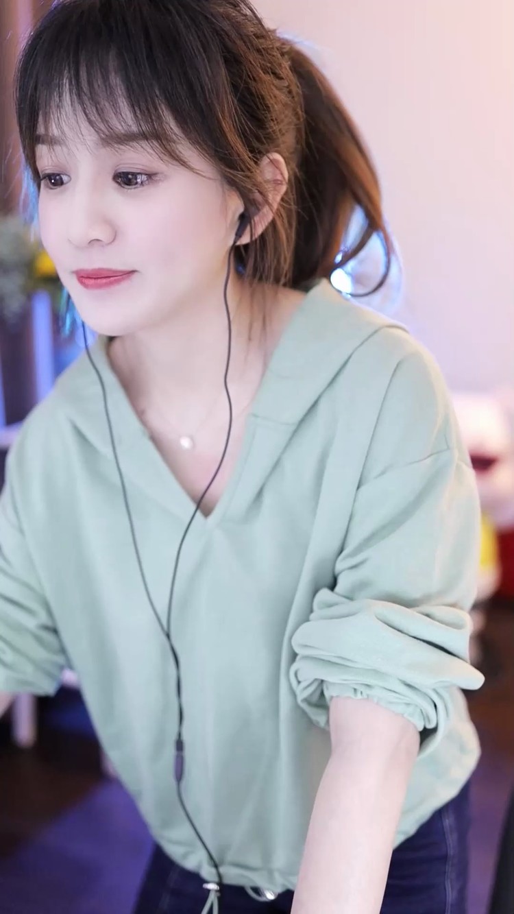  - 文儿演唱歌曲《壁花小姐》