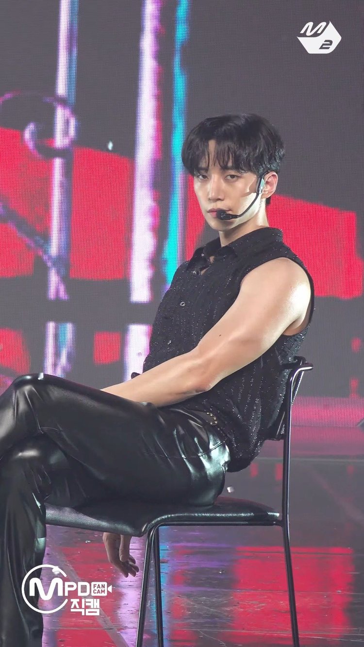  - 2PM 李俊昊 <A.D.T.O.Y.> 直拍