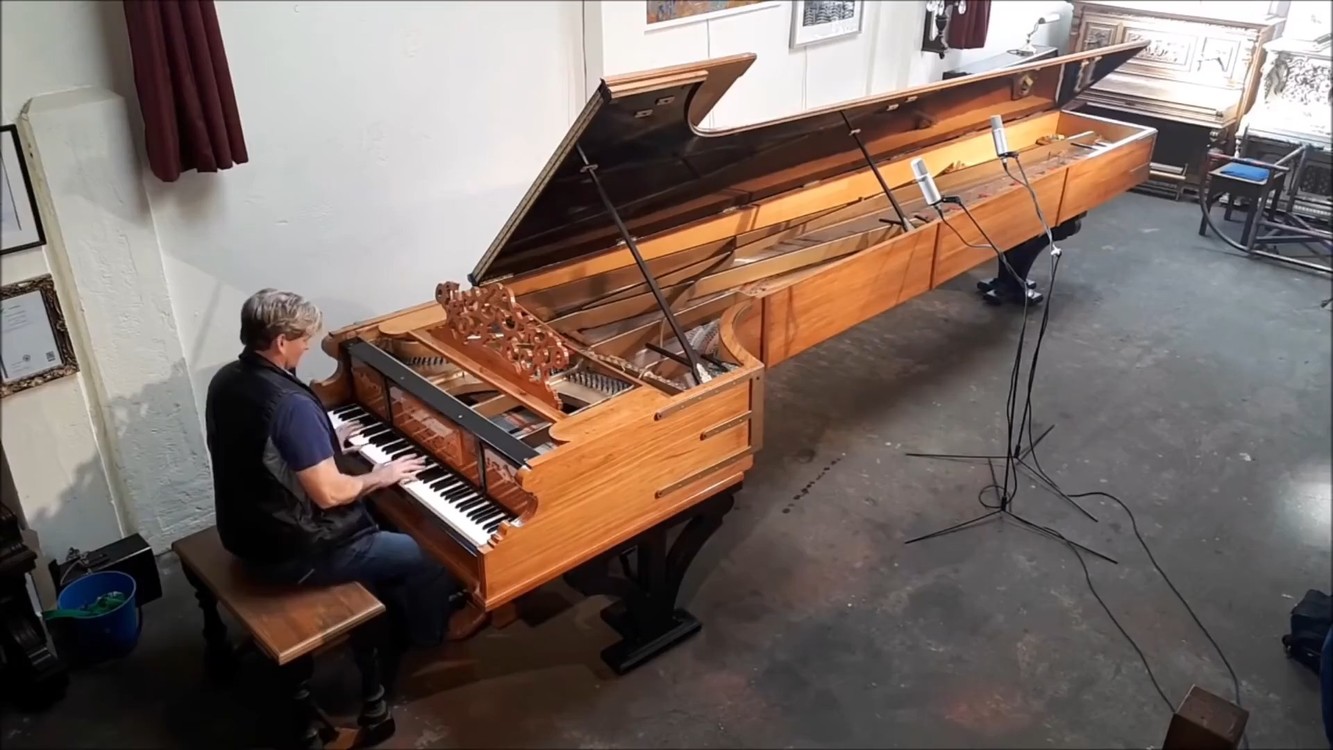 在世界上最长的古钢琴上弹巴赫
