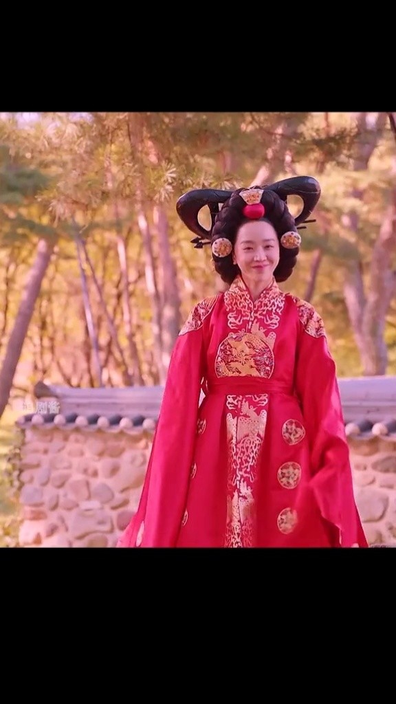 王后昏迷一觉醒来发现有个巨有钱又好憨的老爹这爹太搞笑了