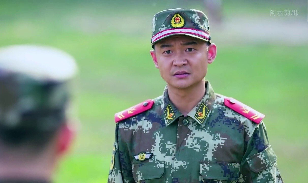 新兵第一天入伍就闹事,结果被班长一顿训服 #电视剧雪豹特战   #雪豹