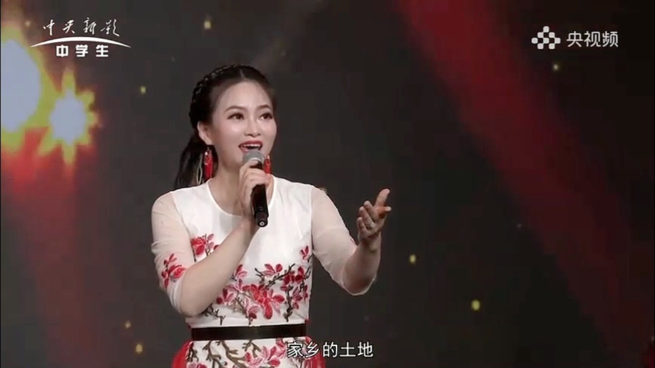 - 冯霞演唱《家乡的土地》