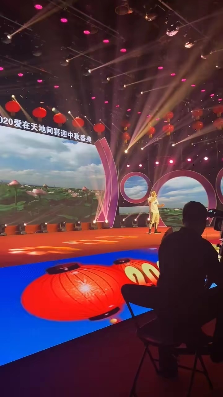  - 参加央视(爱在天地间)上台视频