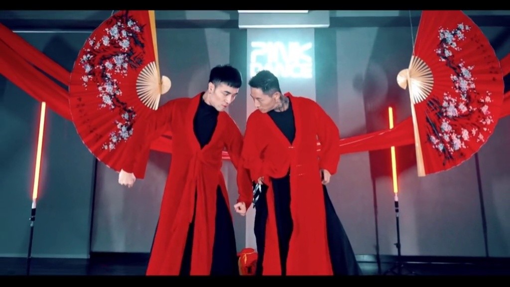 白小白7015@pink 联合编舞#沧海一声笑 东方不败帅气登场#沧海