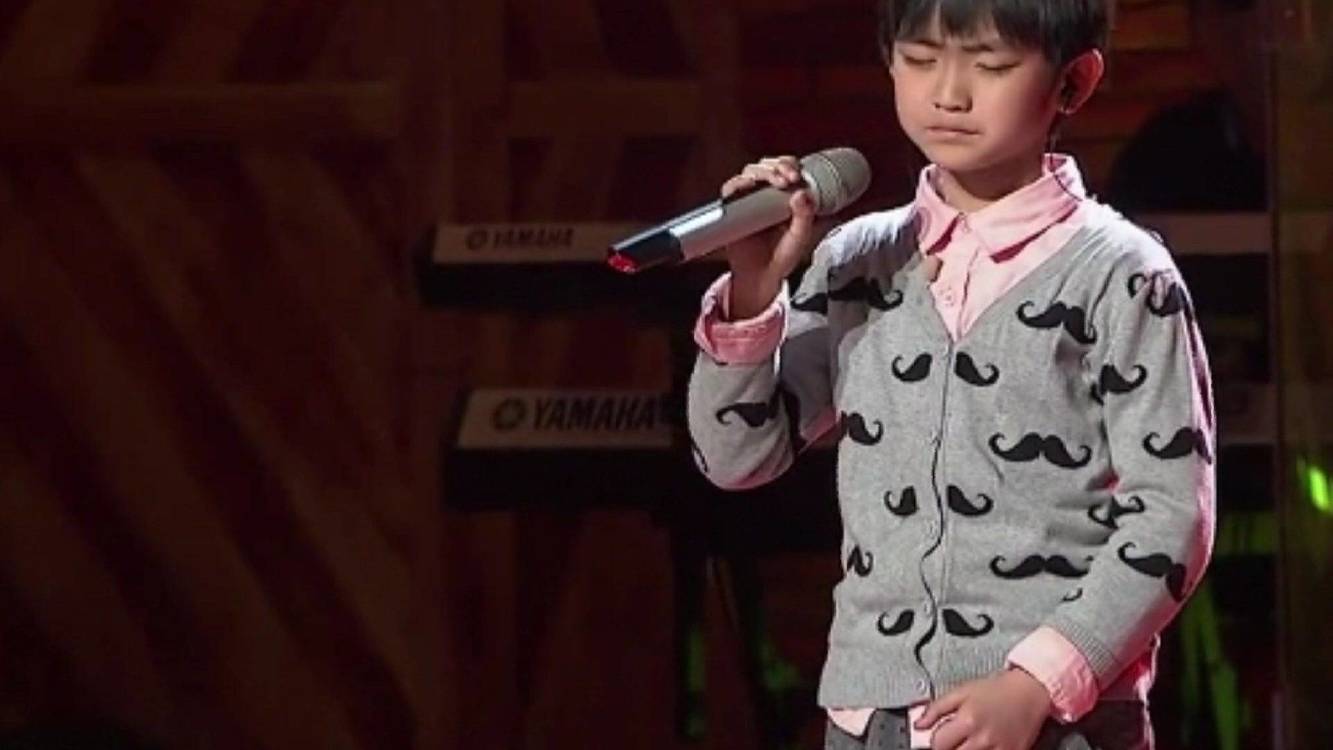 - 10岁小男孩演唱《天之大》,感动现场观众,唱哭妈妈!