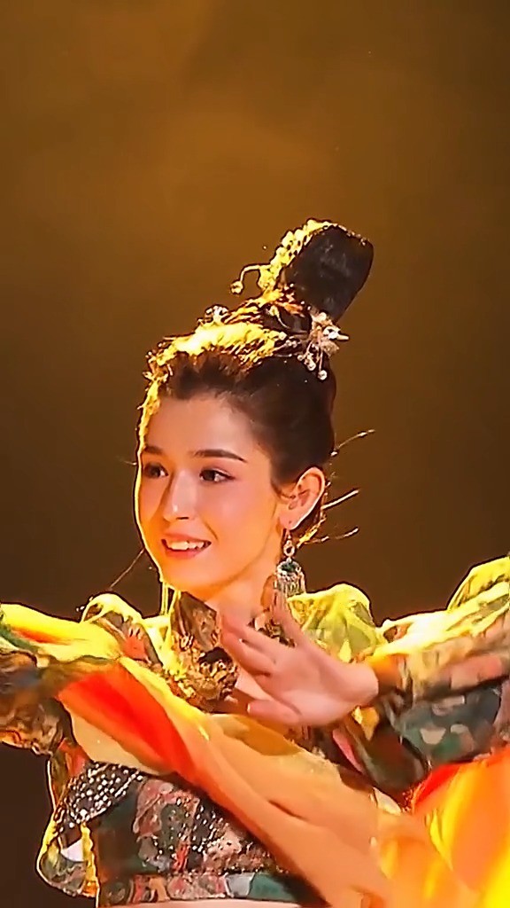 不愧是新疆美女哈妮克孜许佳琪同跳敦煌飞天,谁是女神一目了然-高清mv
