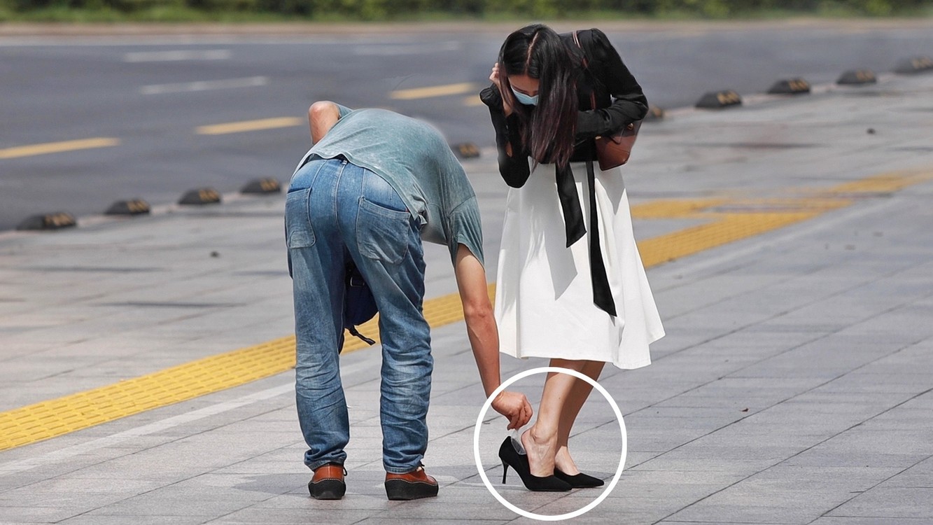 看到女生的脚被高跟鞋磨破,有人机智帮她化解难题