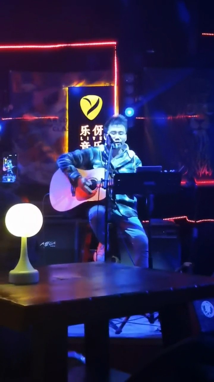 - 手生技烂但技痒,弹唱原创《天地间》,祈福一个太平年