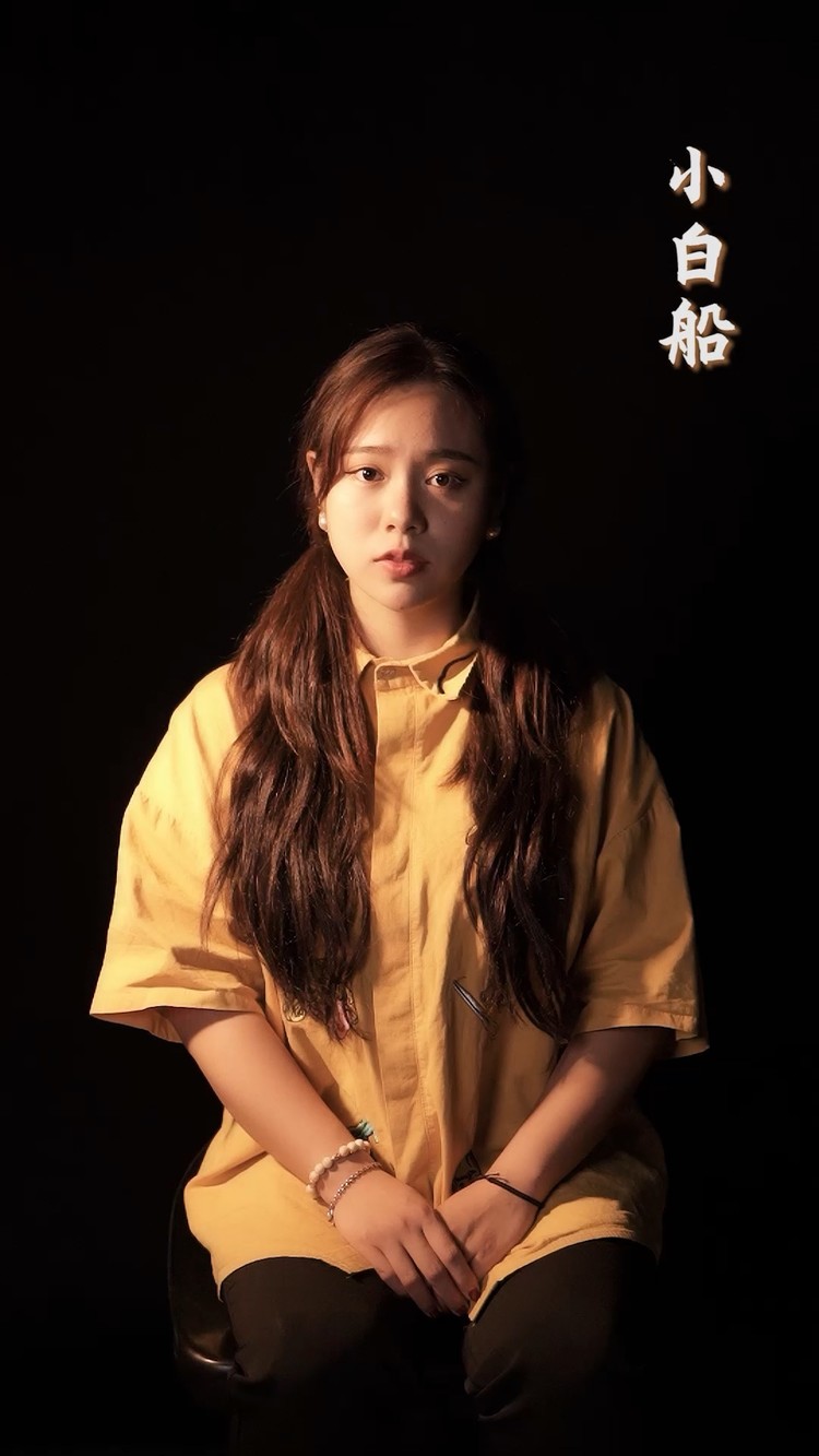 - 嘿,今晚一起去后山爬个山吗?