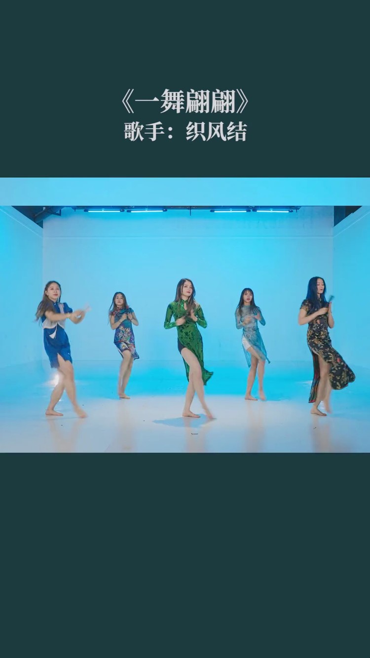  - #一舞翩翩 #公孙离 #扇子舞 配旗袍也绝美！摇曳身姿