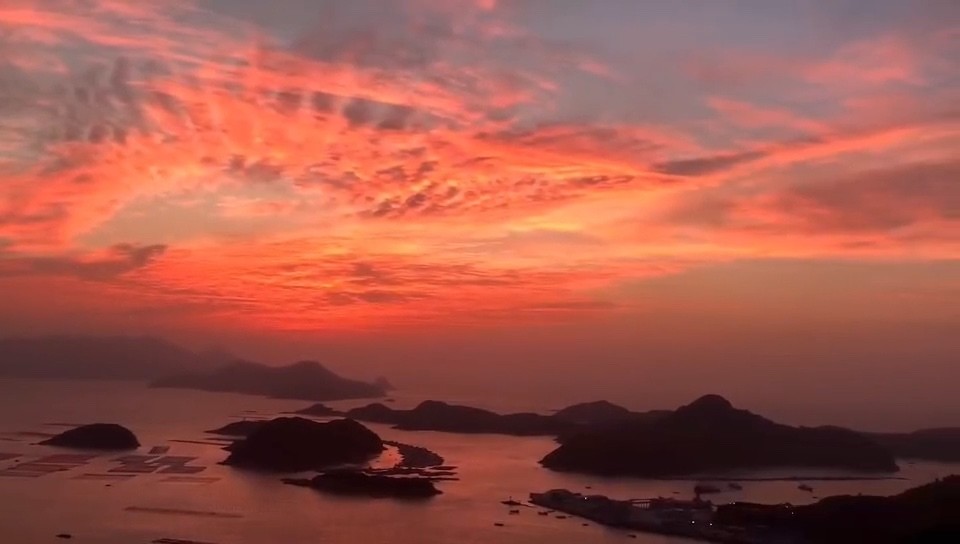  - 风雨难洗心痕，沧桑不灭情伤，莫要轻言亘古，离散才看荒凉；