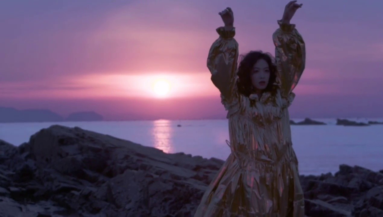 宋茜·victoria - 屋顶着火 mv(拍摄花絮版)