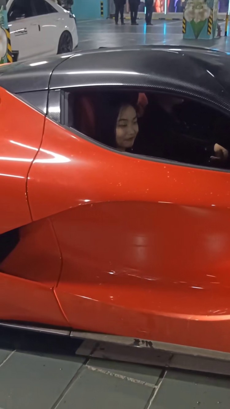 大晶哥的法拉利拉法副驾驶女孩子可真多,坐在副驾驶上笑得很开心,还打