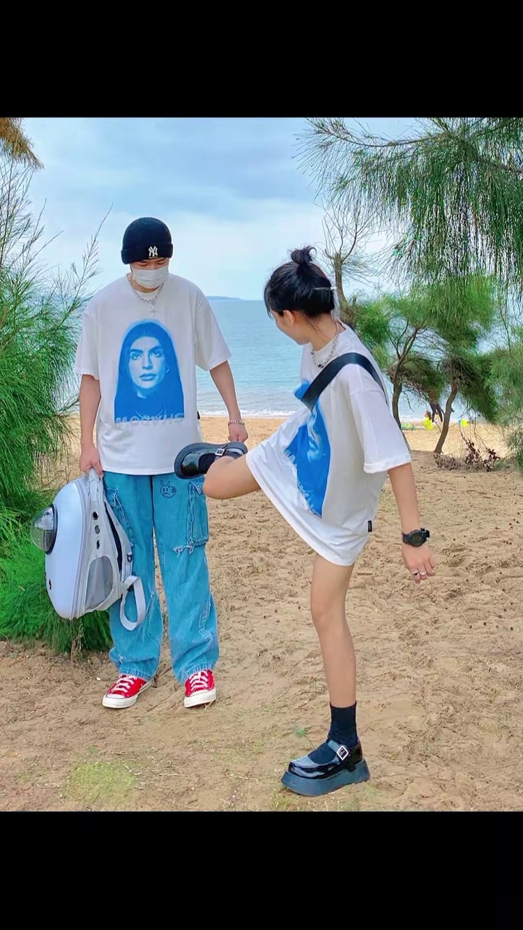 情侣合照怎么变一人一半!你不珍惜,空的位置总会有人来坐吧.