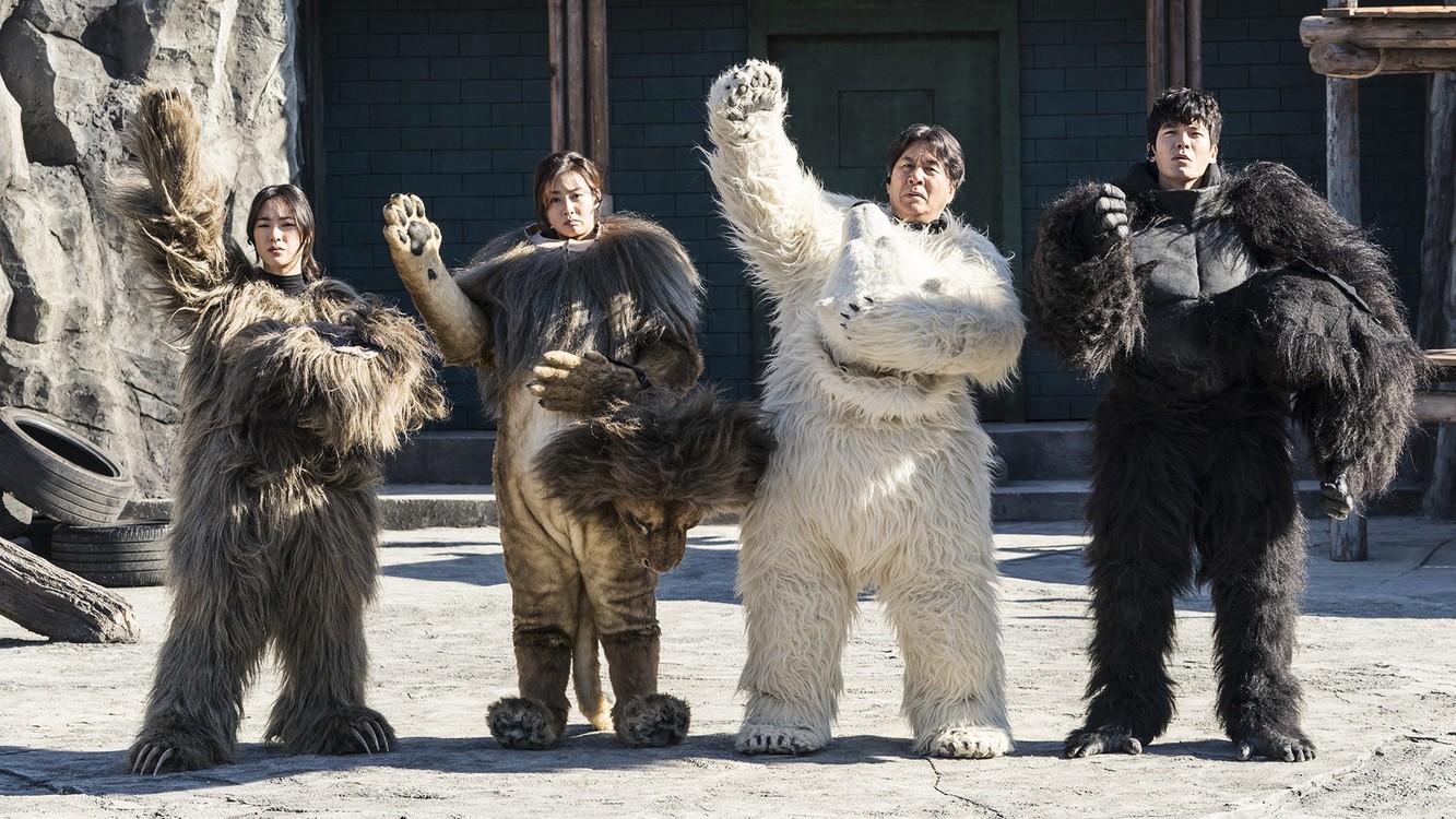  - 为拯救破产动物园，机智的员工穿上动物服装，竟没有一个游客发现