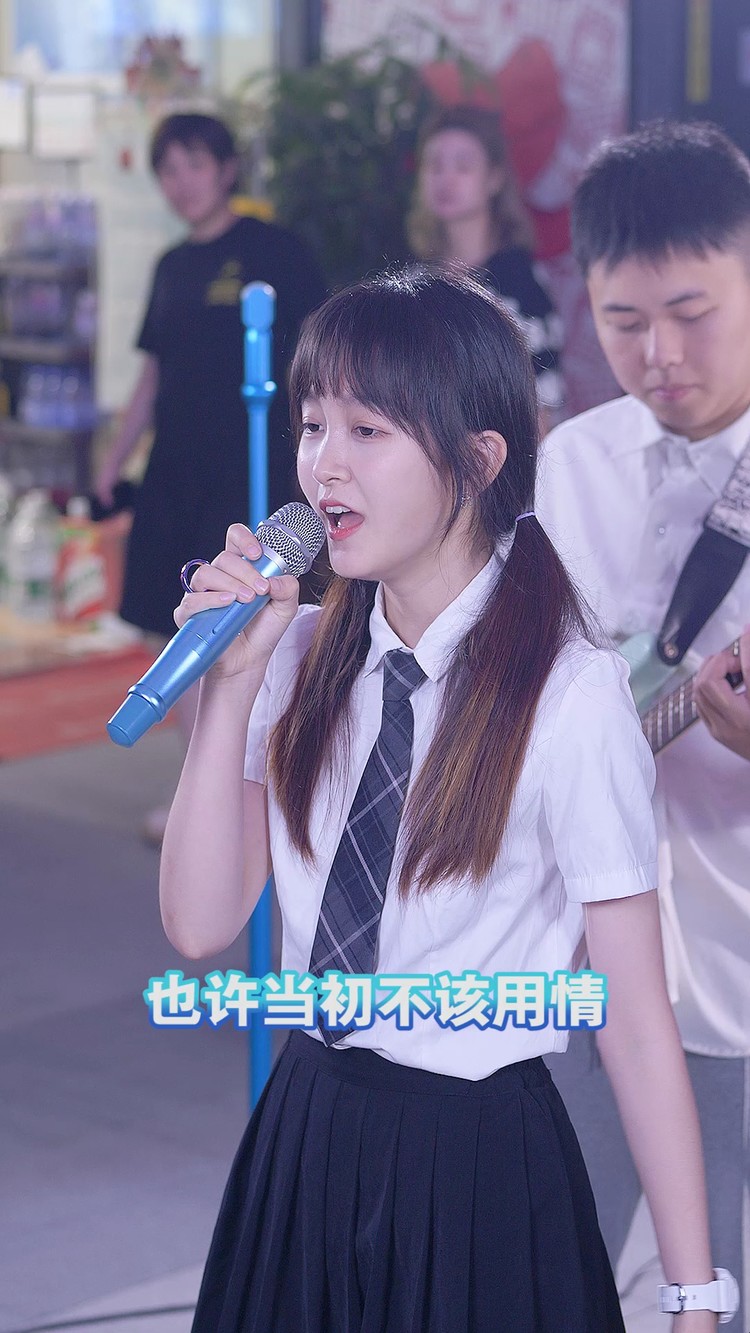  - 小姐姐翻唱《不该用情》果然散装的粤语，最让人上头