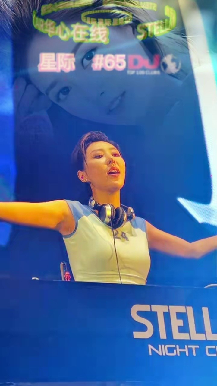 音乐现场 #孙大拿拿 #女dj #星际酒吧 我也是第一次听孙大拿拿唱歌.
