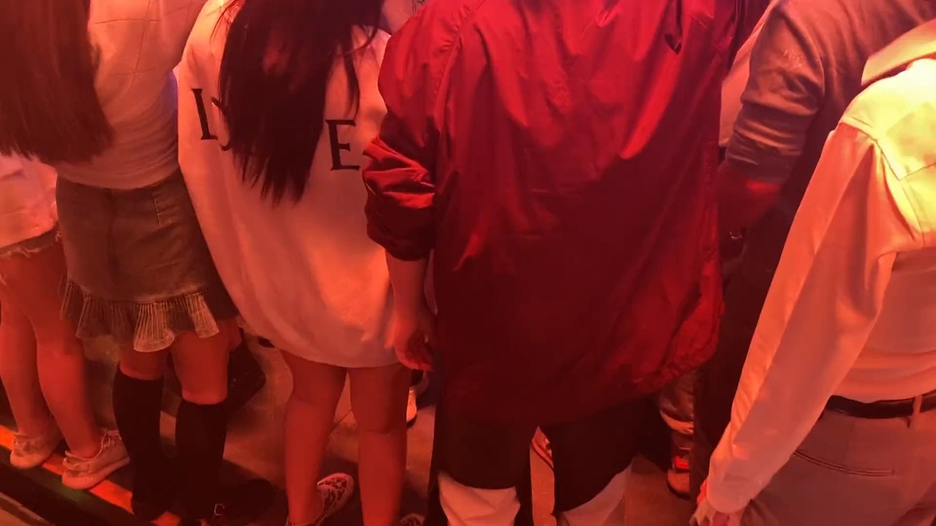  - 蹦迪很快乐，但酒吧里面的酒并不便宜