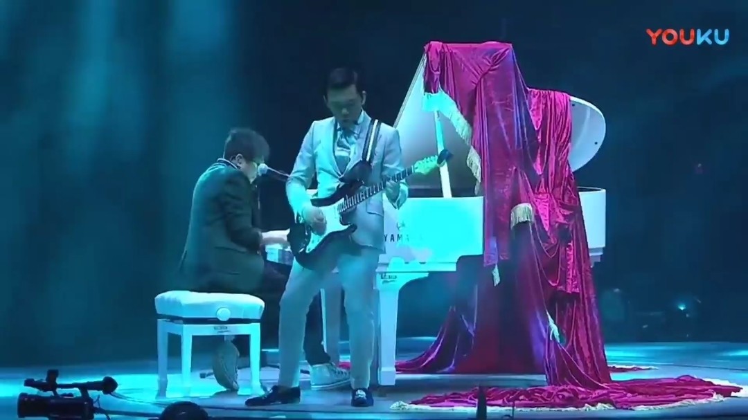  - 伦永亮、雷颂德 - 放弃世界 (雷颂德2013演唱会)