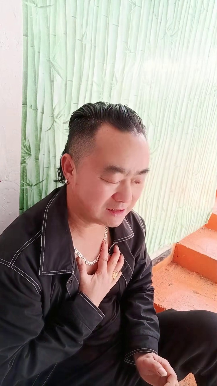 沙哑嗓音唱哭了有故事的人