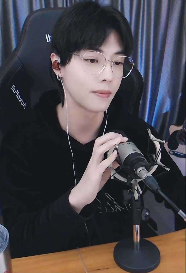 张东尼翻唱爆火国风歌曲《探窗》