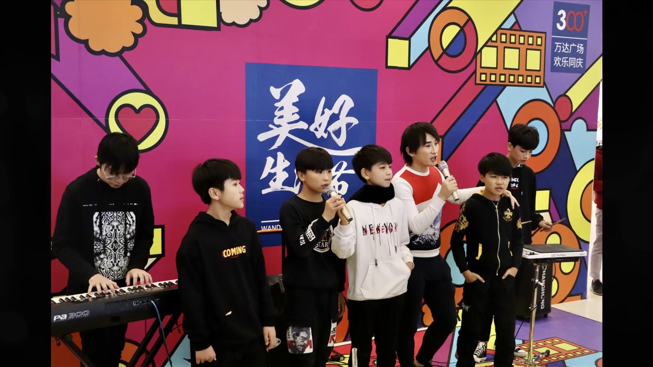 - 我们是小小萤火虫