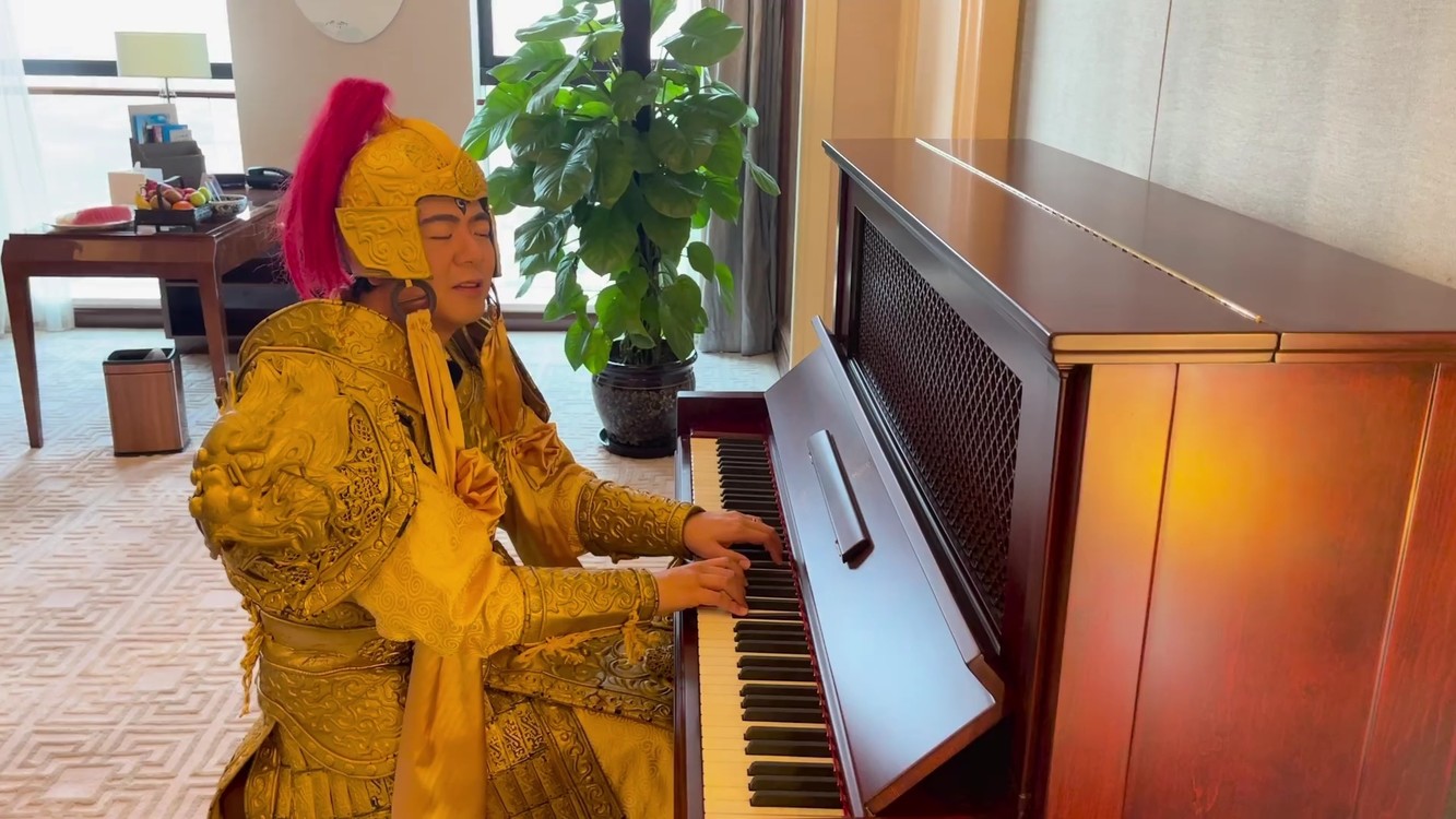  - 朗朗cos二郎神演奏巴赫名曲《西西里舞曲》