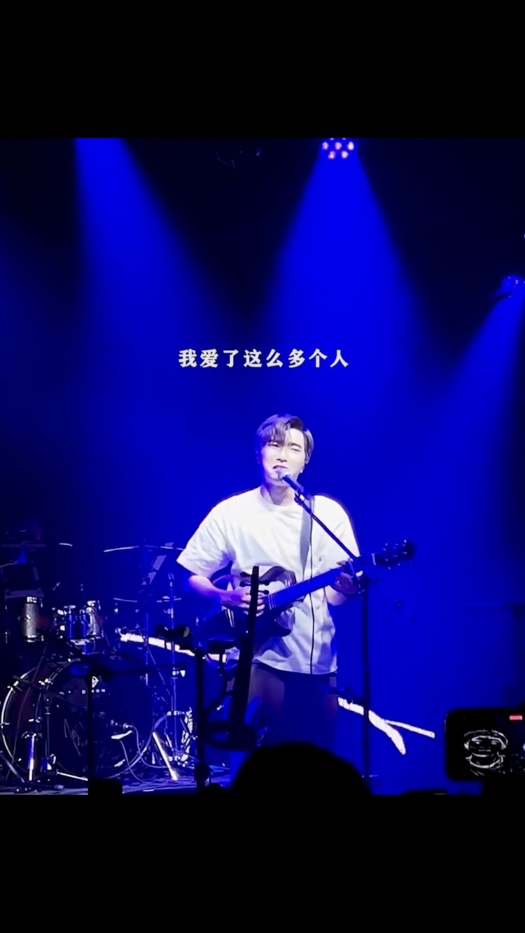 菲菲当时就在台下,可惜菲菲已经结婚了 #沈以诚 #菲菲 #livehouse