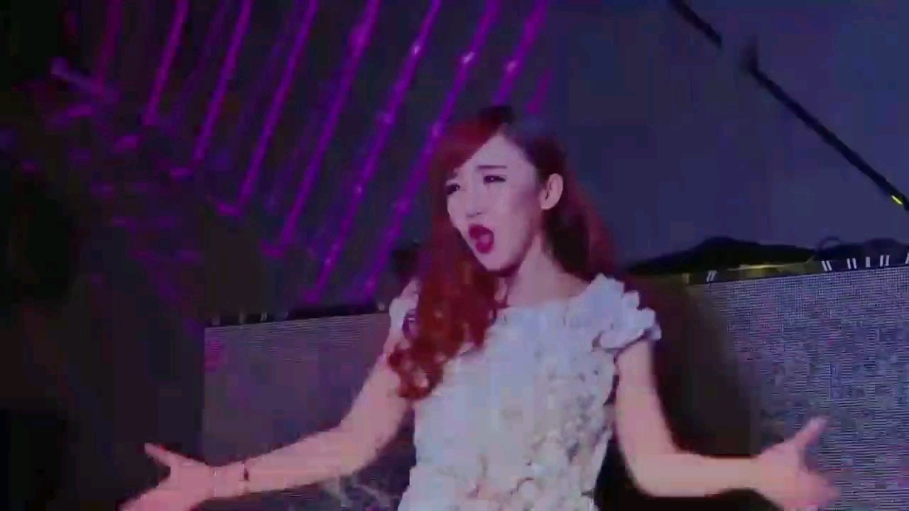  - 这才是真正的原唱~云飞儿DJ版《爱要逃》MV现场嗨翻天