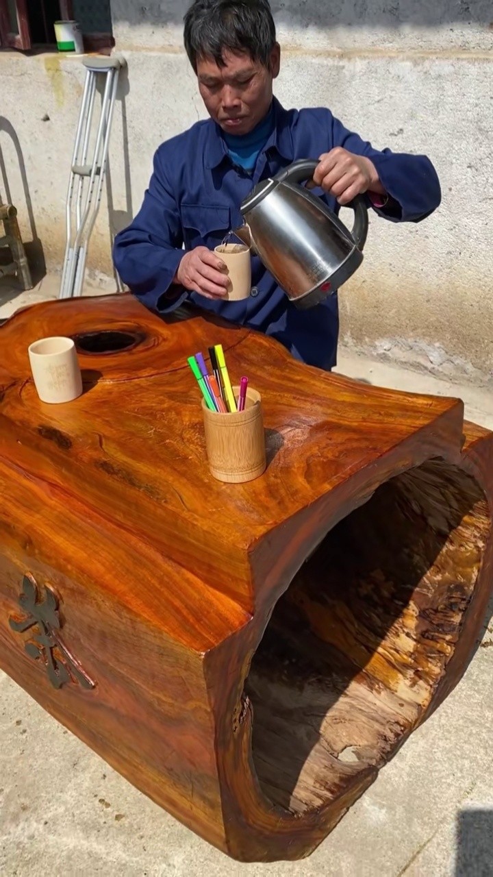 老范今天用空心树干做了一个简易大气的茶几,把本该腐朽的树干,做成