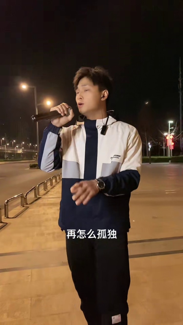 今天不知道写啥了,词穷了,你们来写吧#户外唱歌